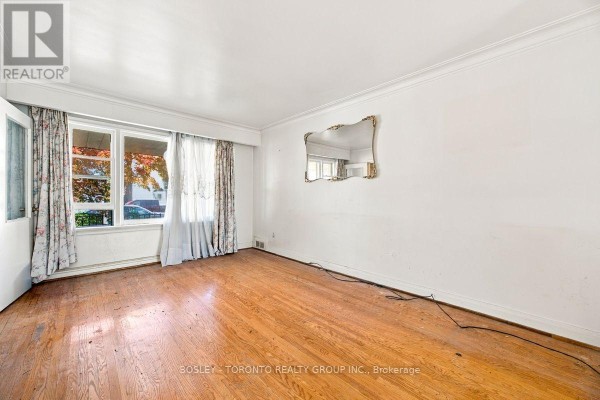 Bathroom - 431 Ridelle Avenue, Toronto, ON M6B1K3 Photo 5