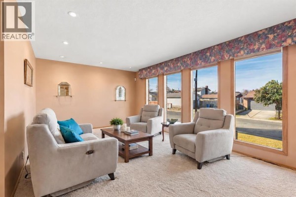 Living room - 4316 53 Street Ne, Calgary, AB T1Y4B3 Photo 3