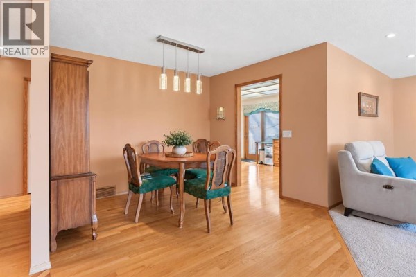 Family room - 4316 53 Street Ne, Calgary, AB T1Y4B3 Photo 4
