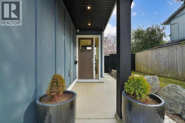 Bathroom - 4317 Majestic Dr, Saanich, BC V8N3H1 Photo 2