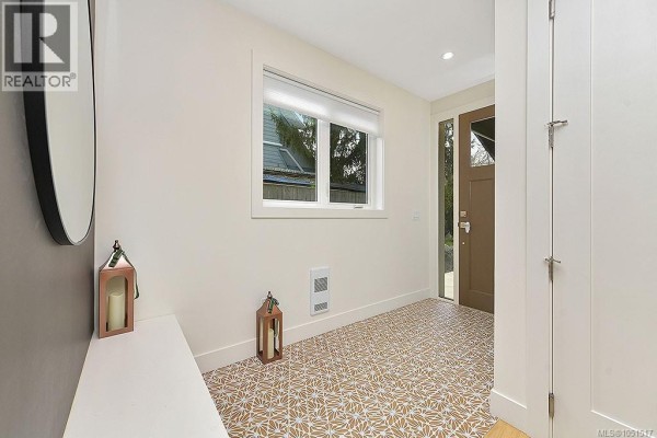Living room - 4317 Majestic Dr, Saanich, BC V8N3H1 Photo 5