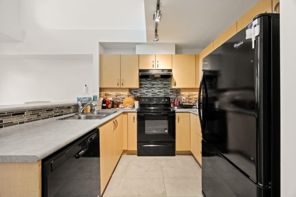 432 10838 City Pkwy Drive, Surrey, BC V3T0C2 Photo 4