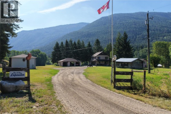 4pc Ensuite bath - 4325 Highway 97 Highway, Falkland, BC V0E1W0 Photo 3