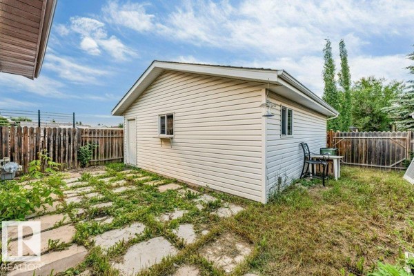 Primary Bedroom - 4337 38 St Nw Nw, Edmonton, AB T6L5A6 Photo 4