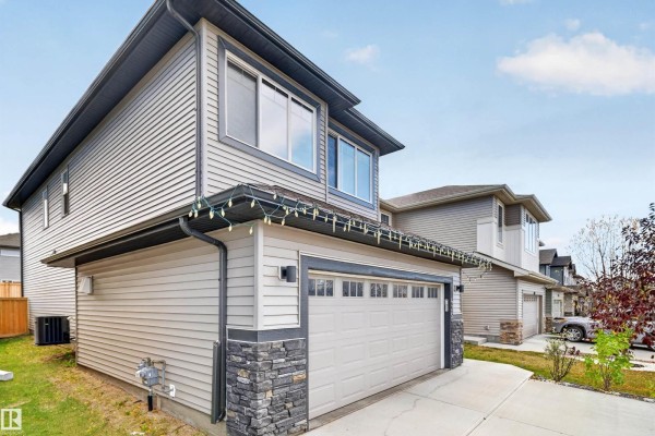 Front view of the house with snow-covered driveway and landscaped yard - 435 41 Av Nw, Edmonton