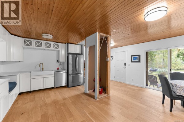 Kitchen - 436 Hemlock Ave, Gabriola Island, BC V0R1X1 Photo 4