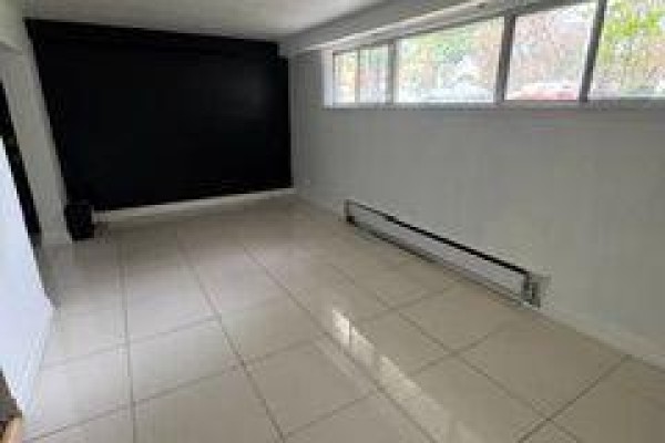 437 Lawrence Avenue W, Toronto, ON M5M1C3 Photo 2