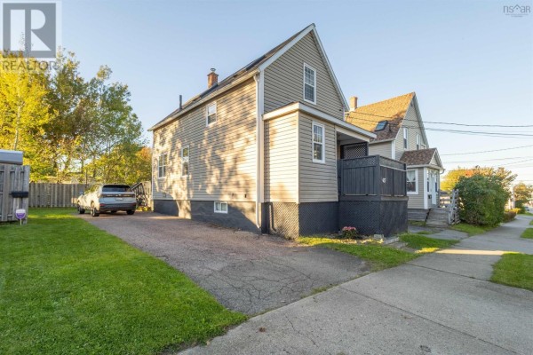 Porch - 437 St Peters Road, Sydney, NS B1R4R7 Photo 3