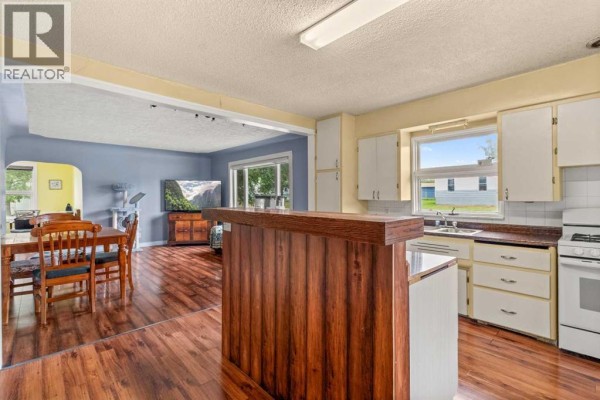 Living room/Dining room - 439 Aberdeen Avenue, Carbon, AB T0M0L0 Photo 2