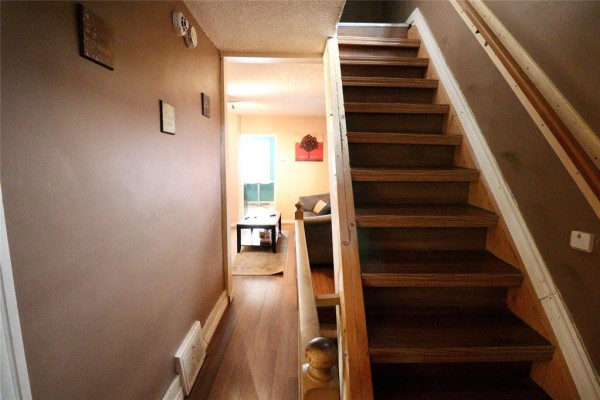 Living room - 439 Sinclair Street, Winnipeg, MB R2X1Y2 Photo 5