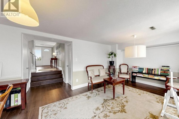 Dining room - 44 - 121 Poplar Crescent, Aurora, ON L4G3M4 Photo 4