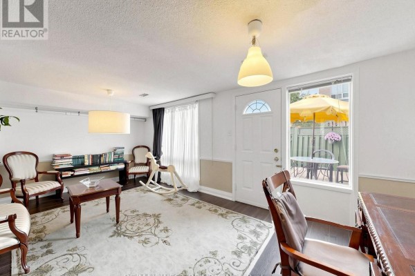 Living room - 44 - 121 Poplar Crescent, Aurora, ON L4G3M4 Photo 5