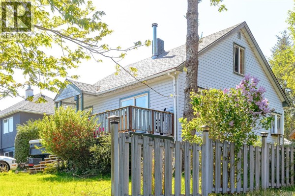 44 Arbutus St W, Lake Cowichan, BC, photo 2