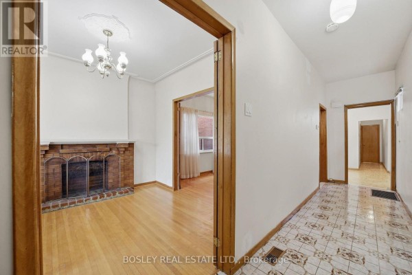Living room - 44 Conway Avenue, Toronto, ON M6E1H2 Photo 4