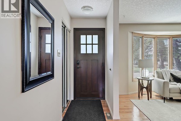 Kitchen - 44 Granlea Place Sw, Calgary, AB T3E4K2 Photo 2