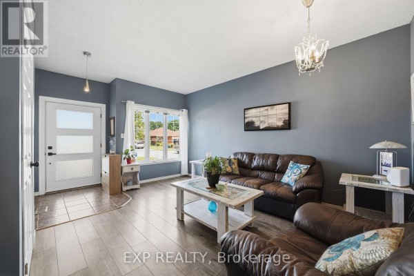 Living room - 44 Juniper Crescent, Strathroy Caradoc, ON N7G4G4 Photo 4