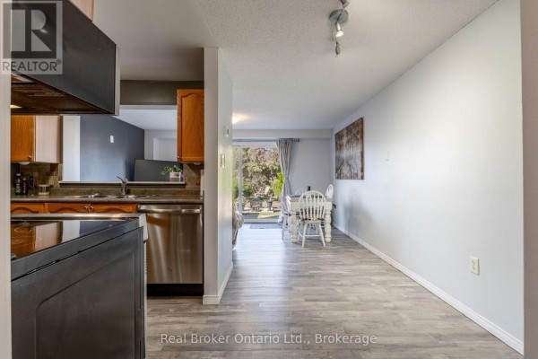 Family room - 44 Monarchy Street, Barrie, ON L4M7K1 Photo 3
