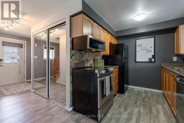 Primary Bedroom - 44 Monarchy Street, Barrie, ON L4M7K1 Photo 4