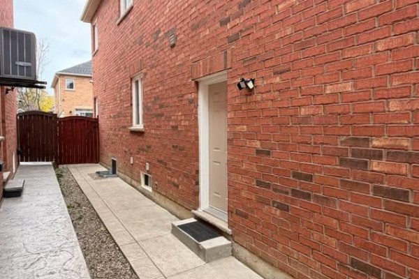 44 Perkins Drive, Brampton, ON L7A3V6 Photo 2