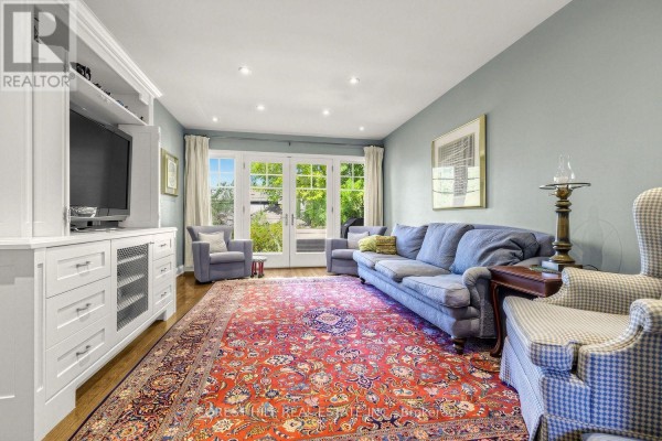 Living room - 44 Ridge Hill Drive, Toronto, ON M6C2J4 Photo 4