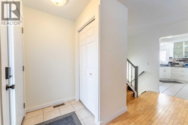 Kitchen - 44 Templehill Drive Ne, Calgary, AB T1Y4C3 Photo 2
