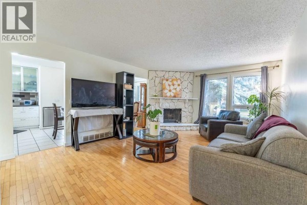 Living room - 44 Templehill Drive Ne, Calgary, AB T1Y4C3 Photo 3