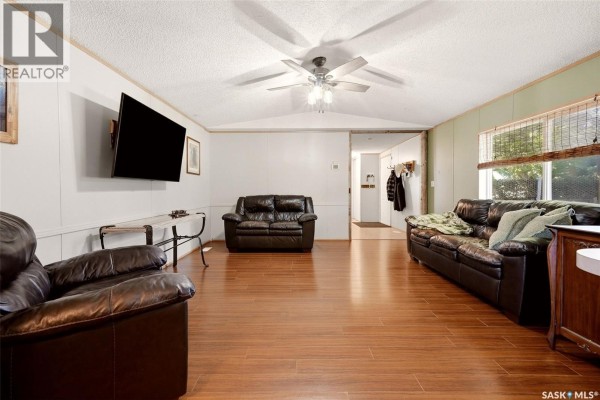 Living room - 44 Walters Court, Pilot Butte, SK S0G3Z0 Photo 5