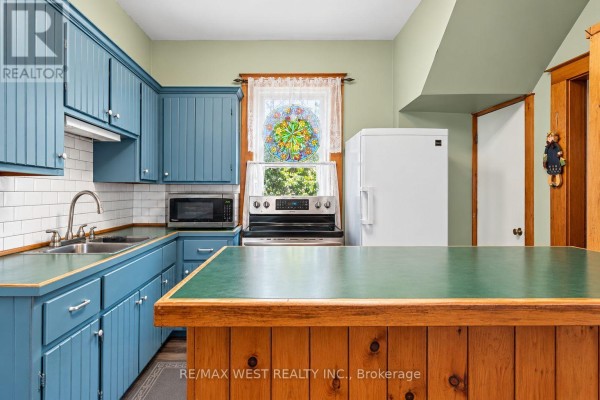 Bedroom 2 - 440 Gill Street, Orillia, ON L3V4K8 Photo 5
