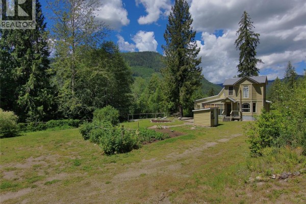 Full bathroom - 440 Hubscher Road, Ross Spur, BC V0G1L0 Photo 5