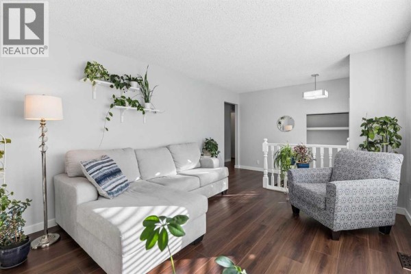 Foyer - 440 Lynnover Way Se, Calgary, AB T2C1L1 Photo 4