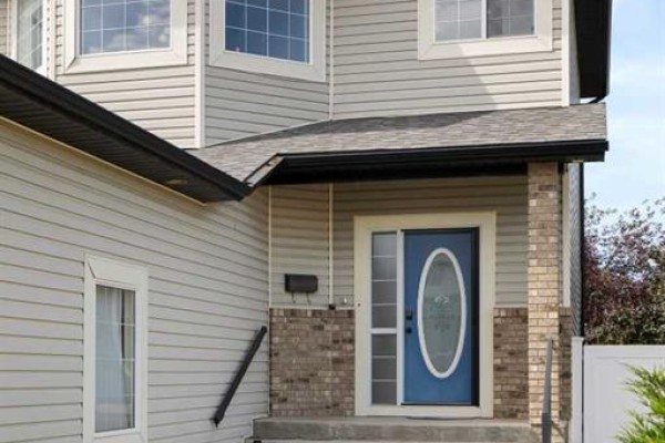 Living room - 440 Spruce Way Se, Medicine Hat, AB T1B4L5 Photo 2
