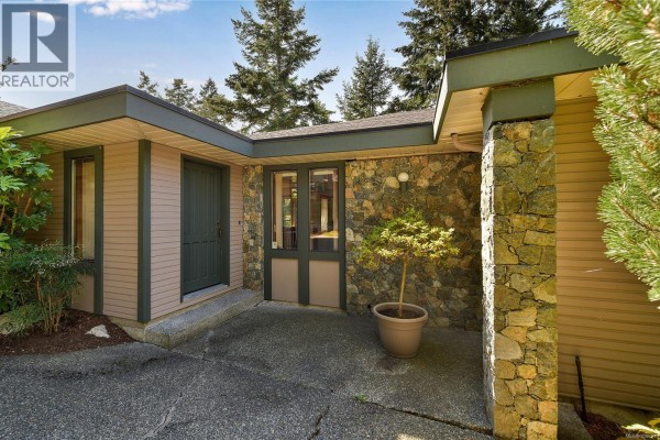 4404 Meadowood Pl, Saanich, BC, photo 2