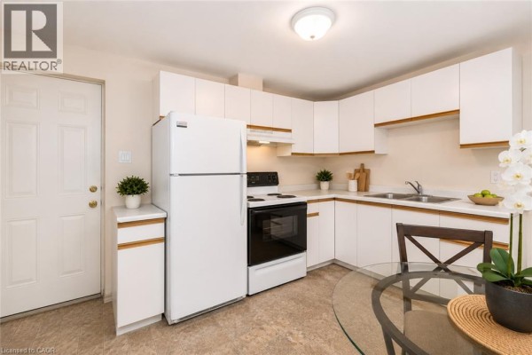 Living room - 442 Blythwood Place Unit# B, Waterloo, ON N2L4A3 Photo 5