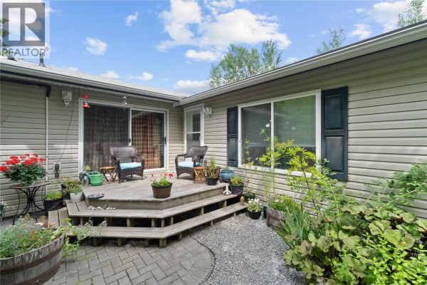 Living room - 4421 73 Avenue Ne, Salmon Arm, BC V0E1K0 Photo 2