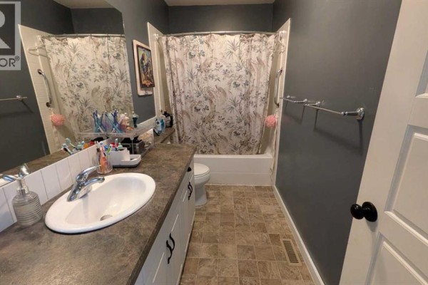 4pc Bathroom - 4421 74 Street, Camrose, AB T4V5C8 Photo 5