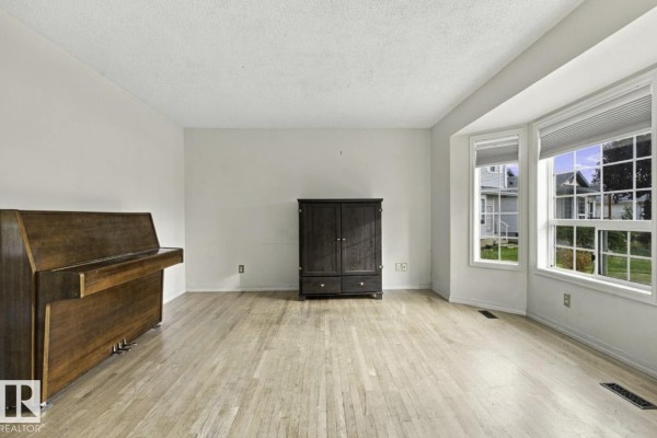 Primary Bedroom - 4423 36a St Nw, Edmonton, AB T6L6K5 Photo 4