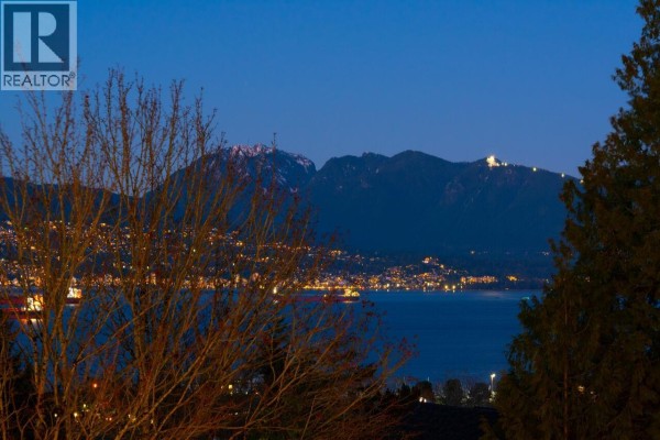 4426 W 4th Avenue, Vancouver, BC V6R1R1 Photo 3