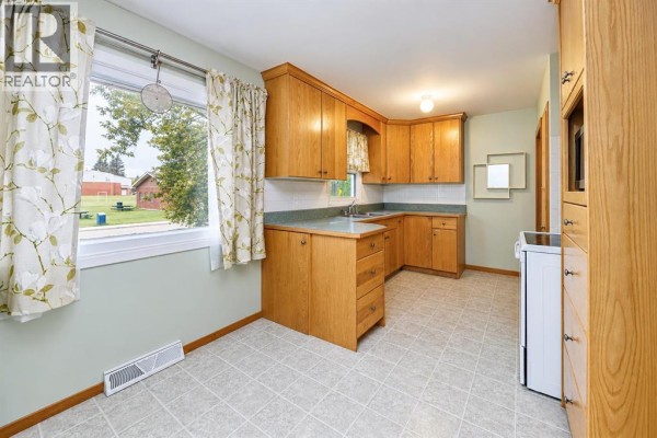 Kitchen - 4429 41 Avenue, Red Deer, AB T4N2Y3 Photo 5