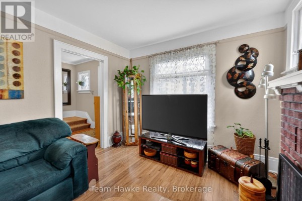 Living room - 443 Elizabeth Street, Midland, ON L4R1Z7 Photo 5