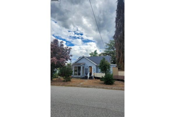 4433 4th Street, Peachland, BC V0H1X6 Photo 2