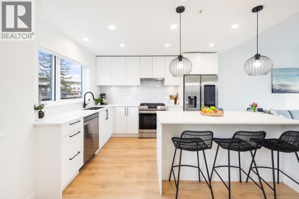 444 545 E 2nd Street, North Vancouver, BC V7L1E1 Photo 2