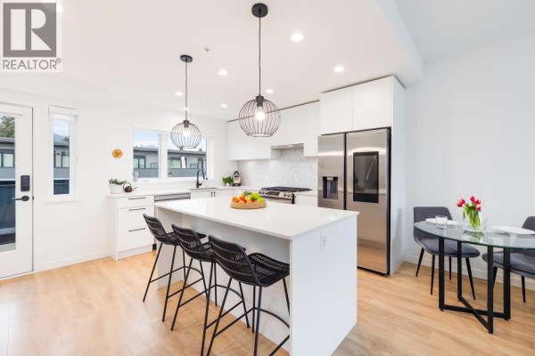 444 545 E 2nd Street, North Vancouver, BC V7L1E1 Photo 3
