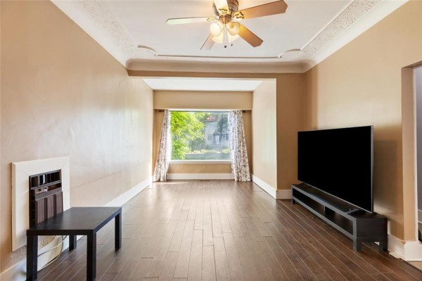 Living room - 444 Burrows Avenue, Winnipeg, MB R2W2A1 Photo 4