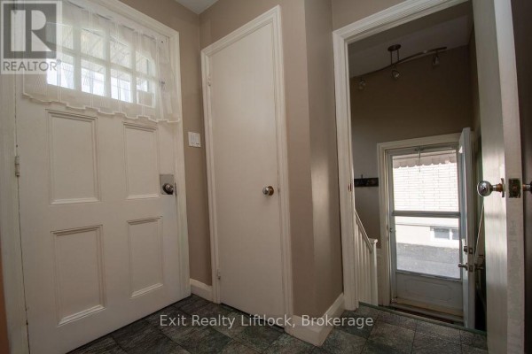 Bathroom - 445 Arndon Avenue, Peterborough, ON K9J4A7 Photo 2