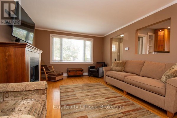 Living room - 445 Arndon Avenue, Peterborough, ON K9J4A7 Photo 4