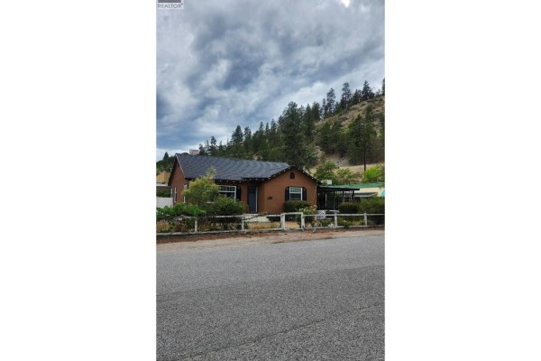 4455 4th Street, Peachland, BC V0H1X6 Photo 2
