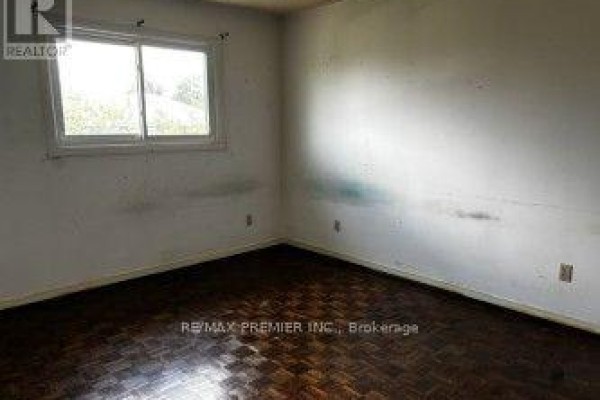 Bedroom with window and hardwood floor - 4464 Stonemill Court Mississauga