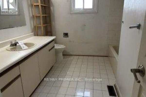 Dated bathroom with vanity, sink, toilet, and bathtub - 4464 Stonemill Court Mississauga