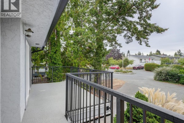 4468 Fairmont Pl, Saanich, BC, photo 2