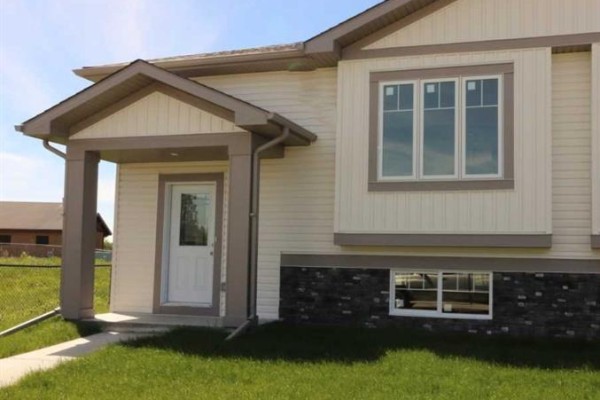 Living room - 447 Henricks Drive, Irricana, AB T0M1B0 Photo 2